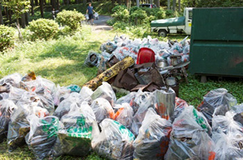 拾ったごみの集積場所の模様